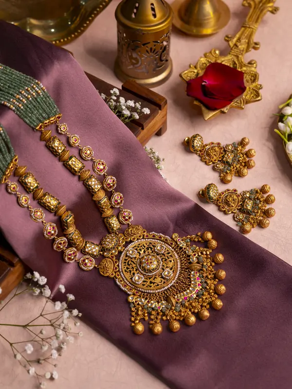 Antique gold necklace set with round pendant and earrings